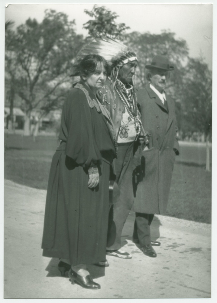 Photographie (de profil) d'Hélène et Ignace Paderewski entourant un chef indien Paso Robles, en Californie