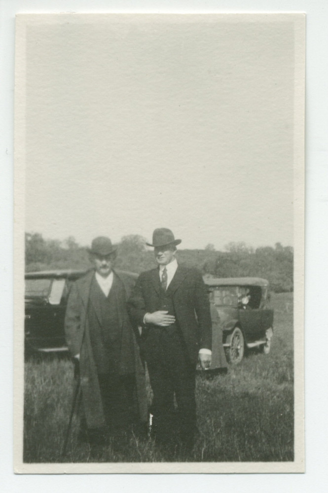 Photographie de Paderewski en compagnie de Mr O'Donnell, devant deux voitures, à Paso Robles, en Californie