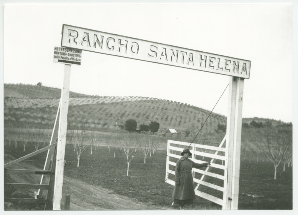 Photographie du portail d'entrée du «Rancho Santa Helena» à Paso Robles, en Californie, avec la fidèle gouvernante Augusta