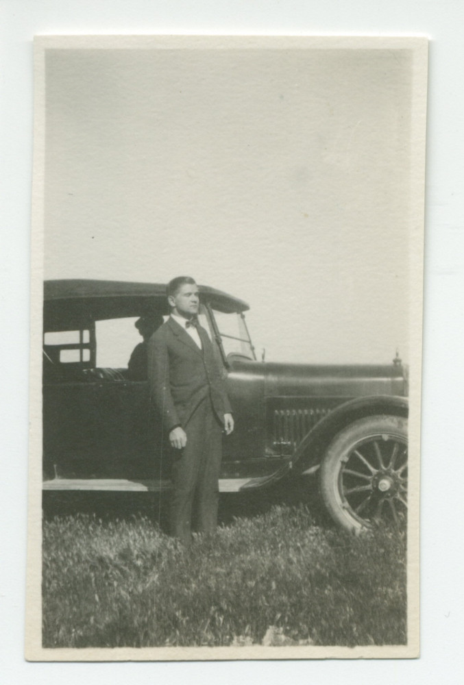 Photographie de Sylwin Strakacz, le secrétaire de Paderewski, devant une voiture sur les terres du «Rancho Santa Helena» à Paso Robles, en Californie
