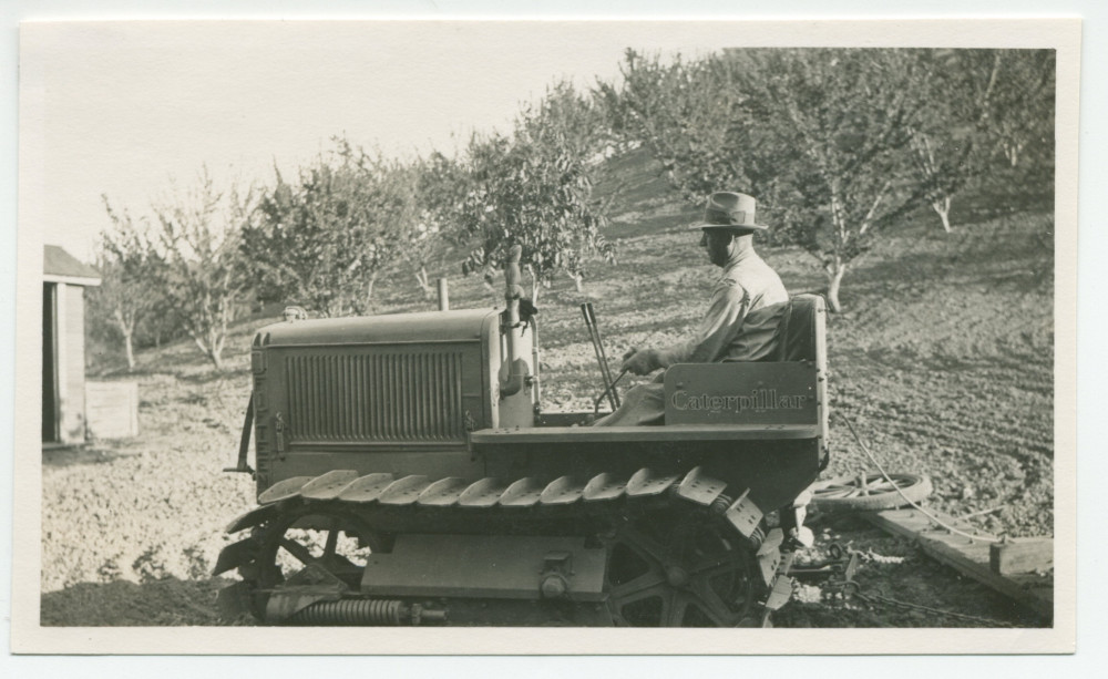 Photographie d'un tracteur au travail dans le champ d'amandiers du «Rancho Santa Helena» à Paso Robles, en Californie
