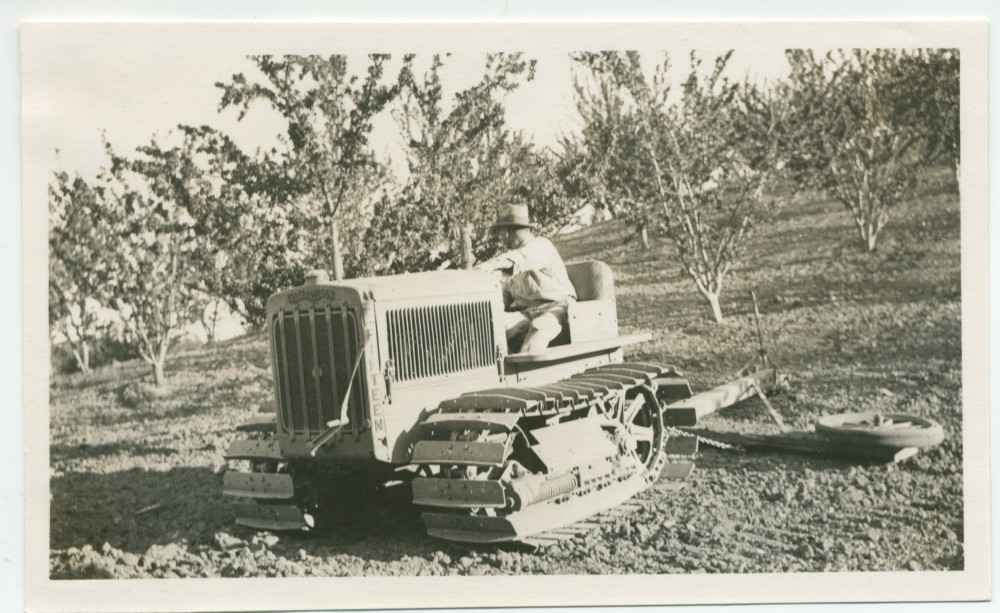 Photographie d'un tracteur au travail dans le champ d'amandiers du «Rancho Santa Helena» à Paso Robles, en Californie