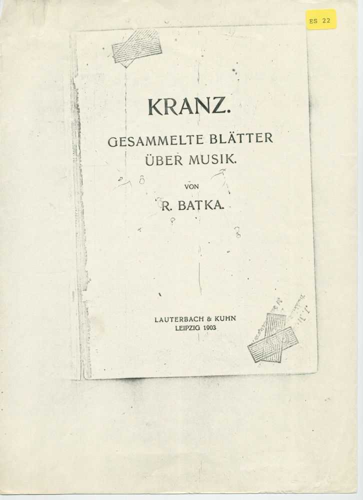 «Manru» – Chapitre 20 du livre «Kranz. Gesammelte Blätter über Musik» [sélection de papiers sur la musique] publié en 1903 chez Lauterbach & Kuhn à Leipzig par le musicologue, critique et librettiste autrichien Richard Batka