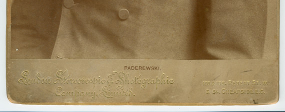 Photographie du «jeune lion» Paderewski par la London Stereoscopic & Photographic Company Limited de Londres, prise sans doute lors de sa première tournée anglaise de 1890 (puis utilisée lors de sa première tournée américaine de 1891)