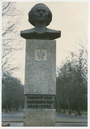 Photographie du buste de Paderewski réalisé en 1988 par Stanislaw Sikora et érigé au faubourg de Praga à Varsovie
