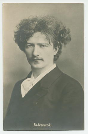 Carte postale du «jeune lion» Paderewski de face – photographie prise par la London Stereoscopic & Photographic Company Limited de Londres, sans doute lors de sa première tournée anglaise de 1890 – éditée par l'Union postale universelle