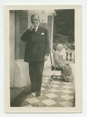Photographie du compositeur Gustave Doret fumant une cigarette sur la terrasse de Riond-Bosson – extraite d'un album de la famille Obuchowicz