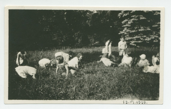 Photographie d'enfants, tout de blanc vêtus, jouant dans le parc de Riond-Bosson, le 13 juin 1929 – extraite d'un album de la famille Obuchowicz