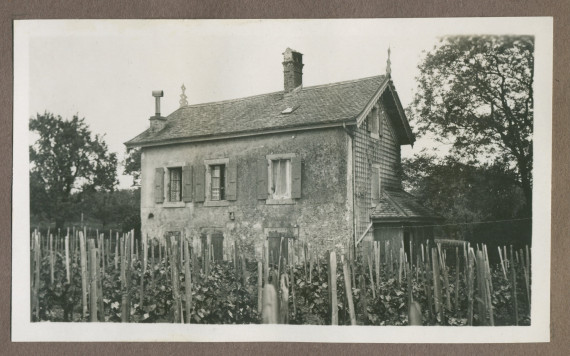 Photographie de la maison du gardien et du garage de la propriété de Riond-Bosson en 1935 depuis la vigne à l'arrière