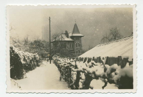 Photographie de la maison du jardinier et des serres de la propriété de Riond-Bosson sous la neige – extraite d'un album de la famille Obuchowicz