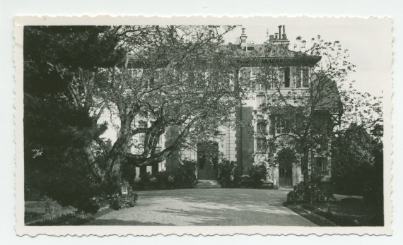 Photographie de la villa de Riond-Bosson depuis le nord, avec l'entrée principale, l'entrée des domestiques (à droite) et le catalpa (arbre «trompette») dissimulant une partie de la façade, vers 1932-1933 – extraite d'un album de la famille Obuchowicz