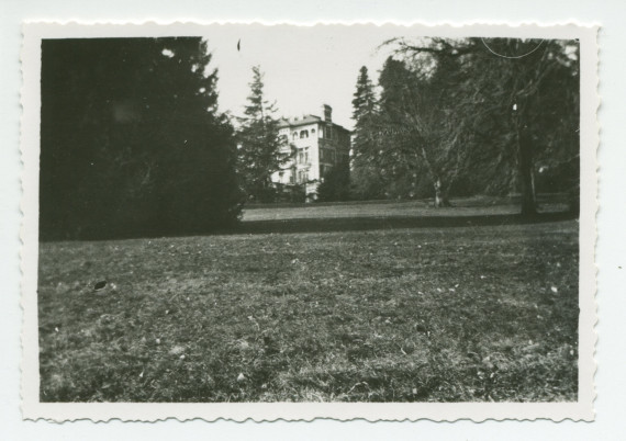 Photographie de la villa de Riond-Bosson depuis le sud-est, partiellement dissimulée par les arbres, avec le parc au premier plan – extraite d'un album de la famille Obuchowicz