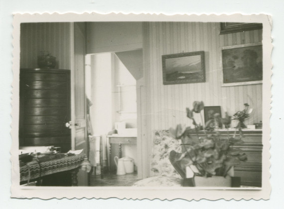 Photographie d'une salle de bain de Riond-Bosson – extraite d'un album de la famille Obuchowicz