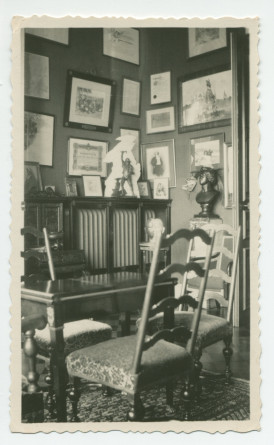 Photographie d'un coin du cabinet des trophées du salon de Riond-Bosson, avec de nombreux encadrements – extraite d'un album de la famille Obuchowicz