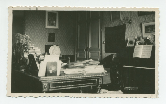 Photographie du studio de Paderewski à Riond-Bosson avec à gauche son bureau recouvert de documents et à droite le piano droit Erard – extraite d'un album de la famille Obuchowicz