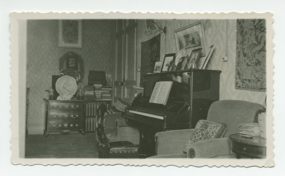 Photographie du studio de Paderewski à Riond-Bosson, avec son piano droit (et sa chaise aujourd'hui propriété du Musée Paderewski de Morges) et son nouveau décor – extraite d'un album de la famille Obuchowicz