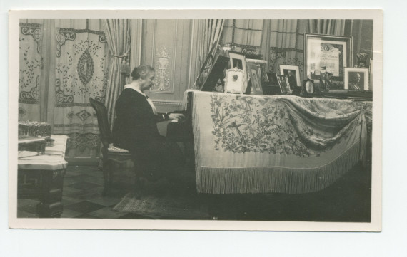 Photographie d'Antonina Wilkonska au piano dans le salon de Riond-Bosson – extraite d'un album de la famille Obuchowicz