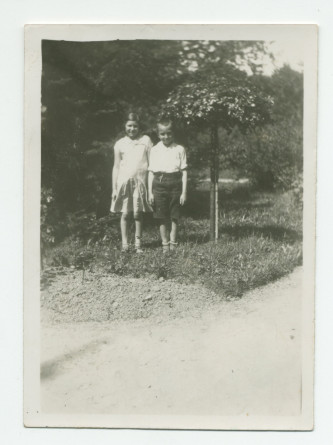 Photographie d'Anne Strakacz (fille de Sylwin, secrétaire de Paderewski) et Ignace Obuchowicz (filleul de Paderewski) dans le parc de Riond-Bosson, en 1932 – extraite d'un album de la famille Obuchowicz