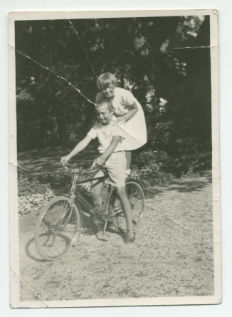 Photographie d'Ignace Obuchowicz (filleul de Paderewski) faisant du vélo dans le parc de Riond-Bosson, avec Anne Strakacz (fille de Sylwin, secrétaire de Paderewski) sur son dos, en 1932