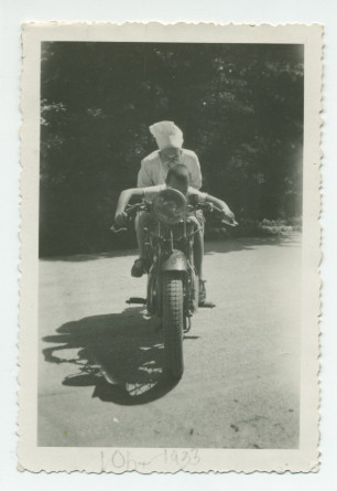 Photographie d'Ignace Obuchowicz (filleul de Paderewski) faisant de la moto dans le parc de Riond-Bosson en compagnie d'un cuisinier, en 1933 – extraite d'un album de la famille Obuchowicz