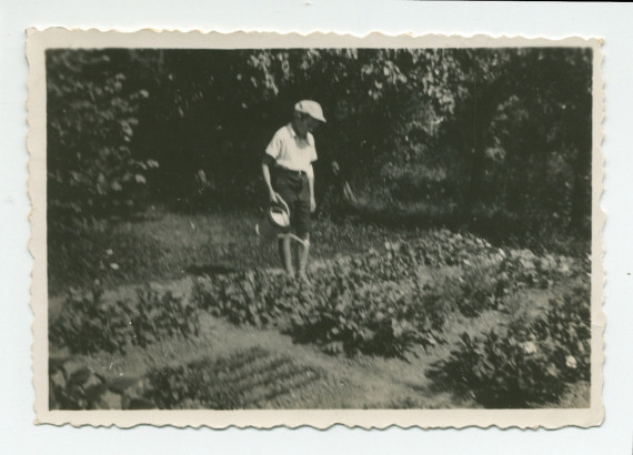 Photographie d'Ignace Obuchowicz (filleul de Paderewski) arrosant son potager dans le parc de Riond-Bosson, en 1934 – extraite d'un album de la famille Obuchowicz