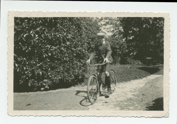 Photographie d'Ignace Obuchowicz (filleul de Paderewski) faisant du vélo dans le parc de Riond-Bosson, en 1933 – extraite d'un album de la famille Obuchowicz