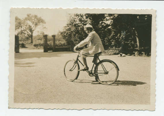 Photographie d'Ignace Obuchowicz (filleul de Paderewski) faisant du vélo devant la grille du parc de Riond-Bosson, en 1934 – extraite d'un album de la famille Obuchowicz