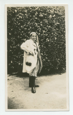 Photographie d'Ignace Obuchowicz (filleul de Paderewski) en costume traditionnel polonais dans le parc de Riond-Bosson, en 1936 – extraite d'un album de la famille Obuchowicz