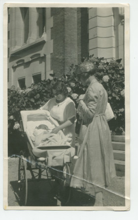 Photographie d'Ignace Obuchowicz (filleul de Paderewski), bébé, dans son landau, en compagnie de sa mère Barbara (demi-sœur d'Hélène Paderewska), devant l'entrée principale de Riond-Bosson – extraite d'un album de la famille Obuchowicz
