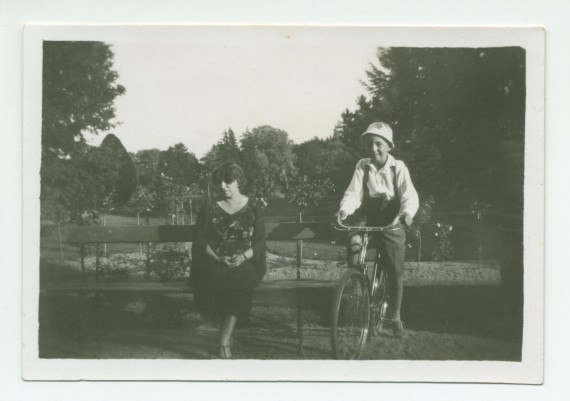 Photographie d'Ignace Obuchowicz (filleul de Paderewski) faisant du vélo en compagnie de sa mère Barbara (demi-sœur d'Hélène Paderewska), dans le parc de Riond-Bosson – extraite d'un album de la famille Obuchowicz