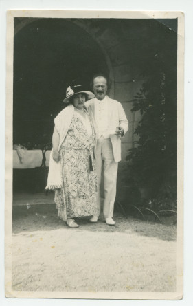 Photographie d'Hélène et Ignace Paderewski dans le parc de Riond-Bosson, peut-être lors de la fête de la Saint-Ignace (31 juillet) 1925 – extraite d'un album de la famille Obuchowicz