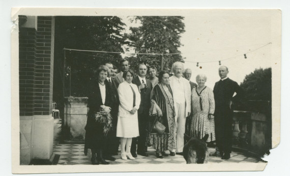 Photographie d'Hélène et Ignace Paderewski avec la famille du Dr Dunham, Barbara Obuchowicz et son mari (?), Mme Rembielinska et Miecio Jodko sur la terrasse de Riond-Bosson, lors d'une fête de la Saint-Ignace (31 juillet) vers 1927