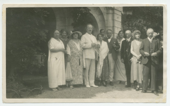 Photographie d'Hélène et Ignace Paderewski dans le parc de Riond-Bosson, entourés d'invités lors de la fête de la Saint-Ignace (31 juillet) 1929 – extraite d'un album de la famille Obuchowicz