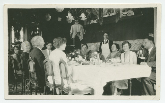 Photographie d'un repas en famille à la salle à manger de Riond-Bosson en 1931 – extraite d'un album de la famille Obuchowicz