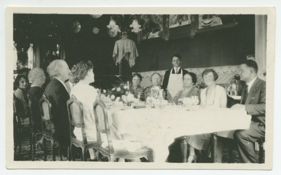 Photographie d'un repas en famille à la salle à manger de Riond-Bosson en 1931 – extraite d'un album de la famille Obuchowicz