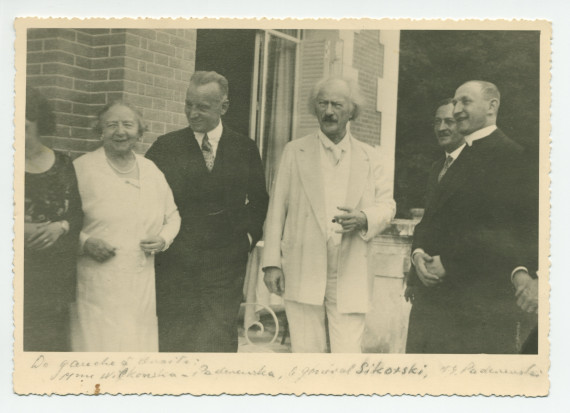 Photographie de Paderewski sur la terrasse de Riond-Bosson, en compagnie de sa sœur Antonina Wilkonska, du général Sikorski, du sculpteur François Black et d'un ecclésiastique, en 1936