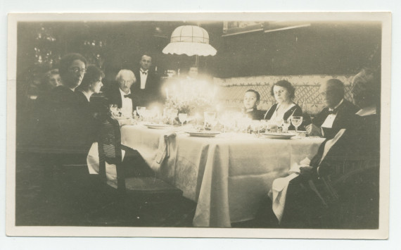 Photographie d'un dîner de Noël dans la salle à manger de Riond-Bosson avec Hélène Lübke, Barbara Obuchowicz et son fils Ignace, et Henryk Opienski