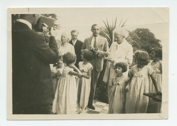 Photographie de groupe avec les enfants Obuchowicz, Tadlewski, Dygat, Strakacz et Dolézal sur la terrasse de Riond-Bosson, sous l'objectif d'une caméra, vers 1929 – extraite d'un album de la famille Obuchowicz
