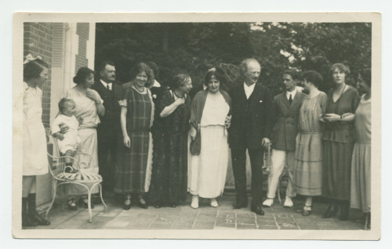Photographie de groupe sur la terrasse de Riond-Bosson, avec au centre Hélène et Ignace Paderewski, et la sœur de ce dernier Antonina Wilkonska