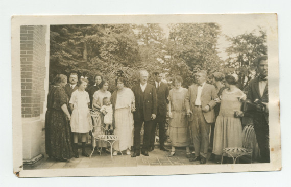 Photographie de groupe sur la terrasse de Riond-Bosson, avec au centre Hélène et Ignace Paderewski, et la sœur de ce dernier Antonina Wilkonska