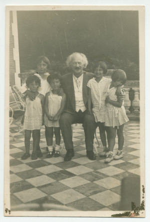 Photographie de Paderewski entouré des jumelles Tadlewski, des filles Dygat et de son neveu Ignace Obuchowicz (filleul de Paderewski et fils de la demi-sœur d'Hélène Paderewska) sur la terrasse de Riond-Bosson, en 1930 – 2e tirage détouré