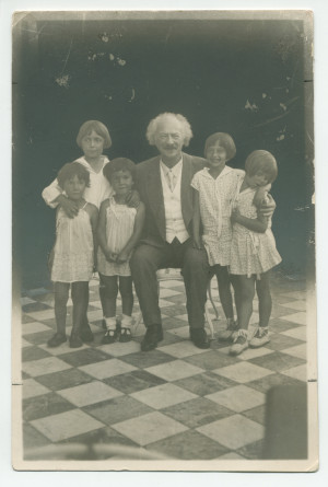 Photographie de Paderewski entouré des jumelles Tadlewski, des filles Dygat et de son neveu Ignace Obuchowicz (filleul de Paderewski et fils de la demi-sœur d'Hélène Paderewska) sur la terrasse de Riond-Bosson, en 1930 – 2e tirage détouré