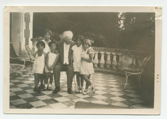 Photographie de Paderewski entouré des jumelles Tadlewski, des filles Dygat et de son neveu Ignace Obuchowicz (filleul de Paderewski et fils de la demi-sœur d'Hélène Paderewska) sur la terrasse de Riond-Bosson, en 1930