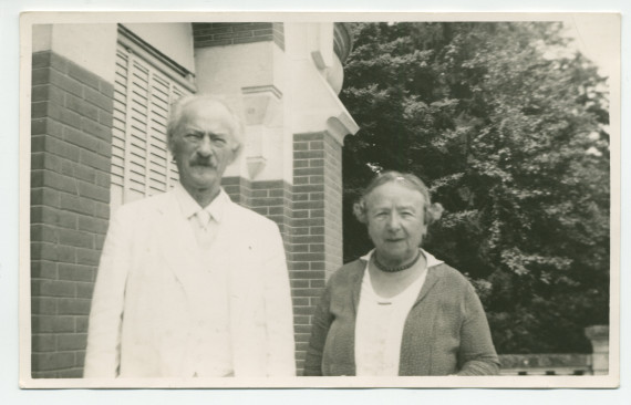 Photographie d'Ignace Paderewski avec sa sœur Antonina Wilkonska sur la terrasse de Riond-Bosson – extraite d'un album de la famille Obuchowicz