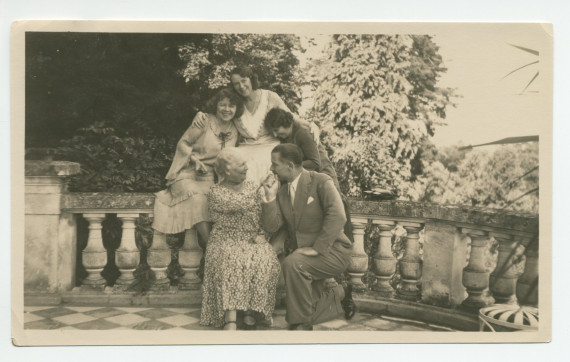 Photographie de Sylwin Strakacz, secrétaire de Paderewski, tout sourire, sur la terrasse de Riond-Bosson, entouré de Mme Rembielinska, Hélène Lübke, son épouse et Barbara Obuchowicz