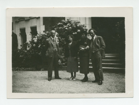 Photographie du pianiste Józef Turczynski, son épouse, Barbara Obuchowicz (demi-sœur d'Hélène Paderewska) et un homme non identifié, devant l'entrée principale de Riond-Bosson – extraite d'un album de la famille Obuchowicz