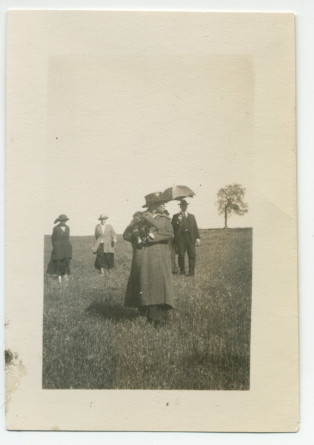Photographie de la fidèle gouvernante Augusta, avec dans ses bras le chien Ping, sur les terres du «Rancho Santa Helena» à Paso Robles, en Californie, en avril 1921