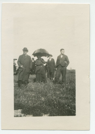 Photographie de Paderewski sur les terres du «Rancho Santa Helena» à Paso Robles, en Californie, en avril 1921, en compagnie de son épouse Hélène, de la secrétaire de cette dernière, Hélène Lübke, et de son secrétaire Sylwin Strakacz