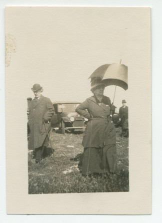 Photographie de Paderewski sur les terres du «Rancho Santa Helena» à Paso Robles, en Californie, en avril 1921, en compagnie de son épouse Hélène (se protégeant du soleil avec un parapluie)