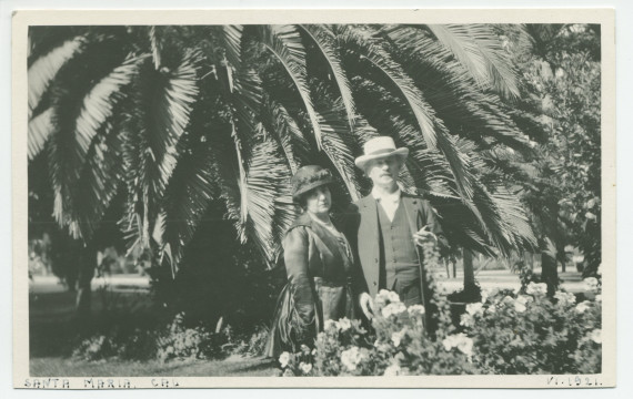 Photographie d'Hélène et Ignace Paderewski devant des palmiers à Santa Maria Inn, en Californie, en juin 1921